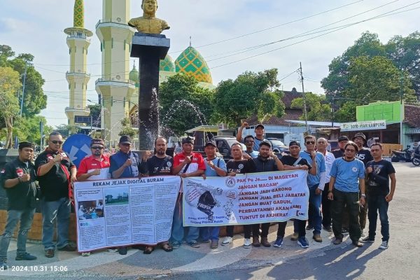 Aksi 3-1 Ormas OI dan LIRA Magetan, Bentangkan Poster Rekam Jejak Digital Pj Bupati Nizhamul