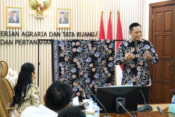Dedikasi untuk Hari Batik Nasional, Menteri AHY Luncurkan Batik Sekar Pace Bhumi