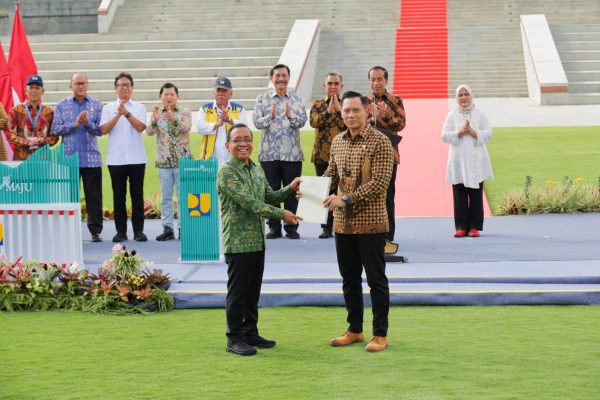 Disaksikan Presiden Jokowi, Menteri AHY Serahkan Sertifikat Tanah Elektronik Hak Pakai Istana Negara dan Istana Garuda