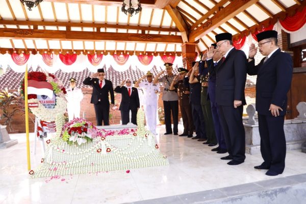 Jelang HUT Ke-79 Jawa Timur, Pj. Gubernur Jatim Ziarah ke Makam Gubernur Soerjo Magetan