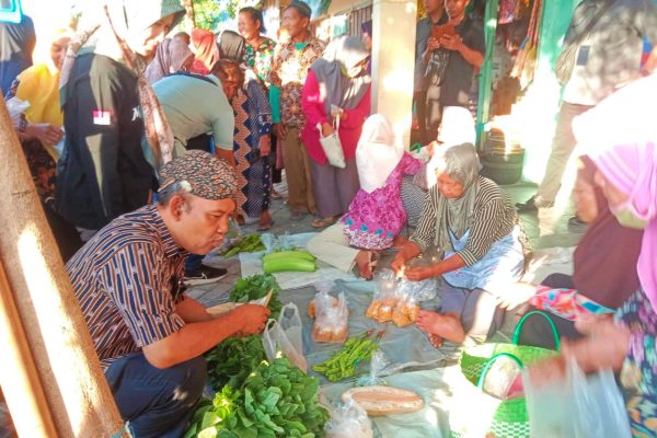 Paslon No.2 “HEBAT” Sapa Para Pedagang di Pasar Tradisional