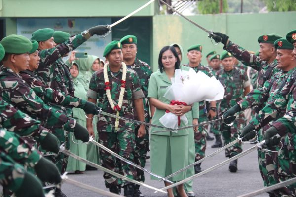Tradisi Pedang Pora Warnai Penerimaan Dan Pelepasan Dandim Ngawi