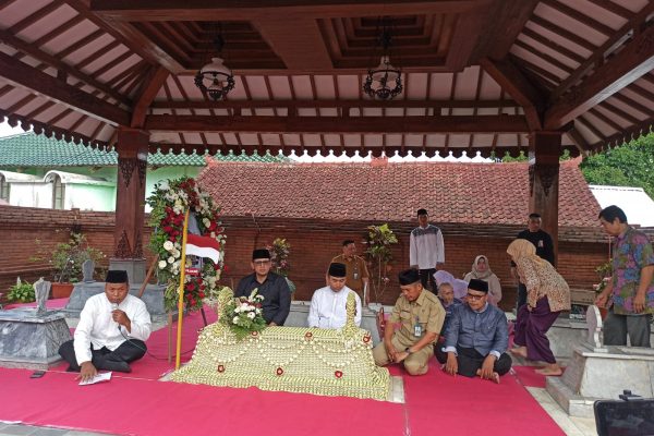 Haul Gubernur Soerjo ke-76, DPRD Jatim Ziarah ke Makam RMTA Soerjo di Magetan