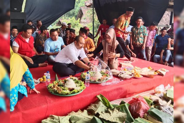 Inisiatif Warga Boan Desa Bringin Tasyakuran di Perempatan Jalan