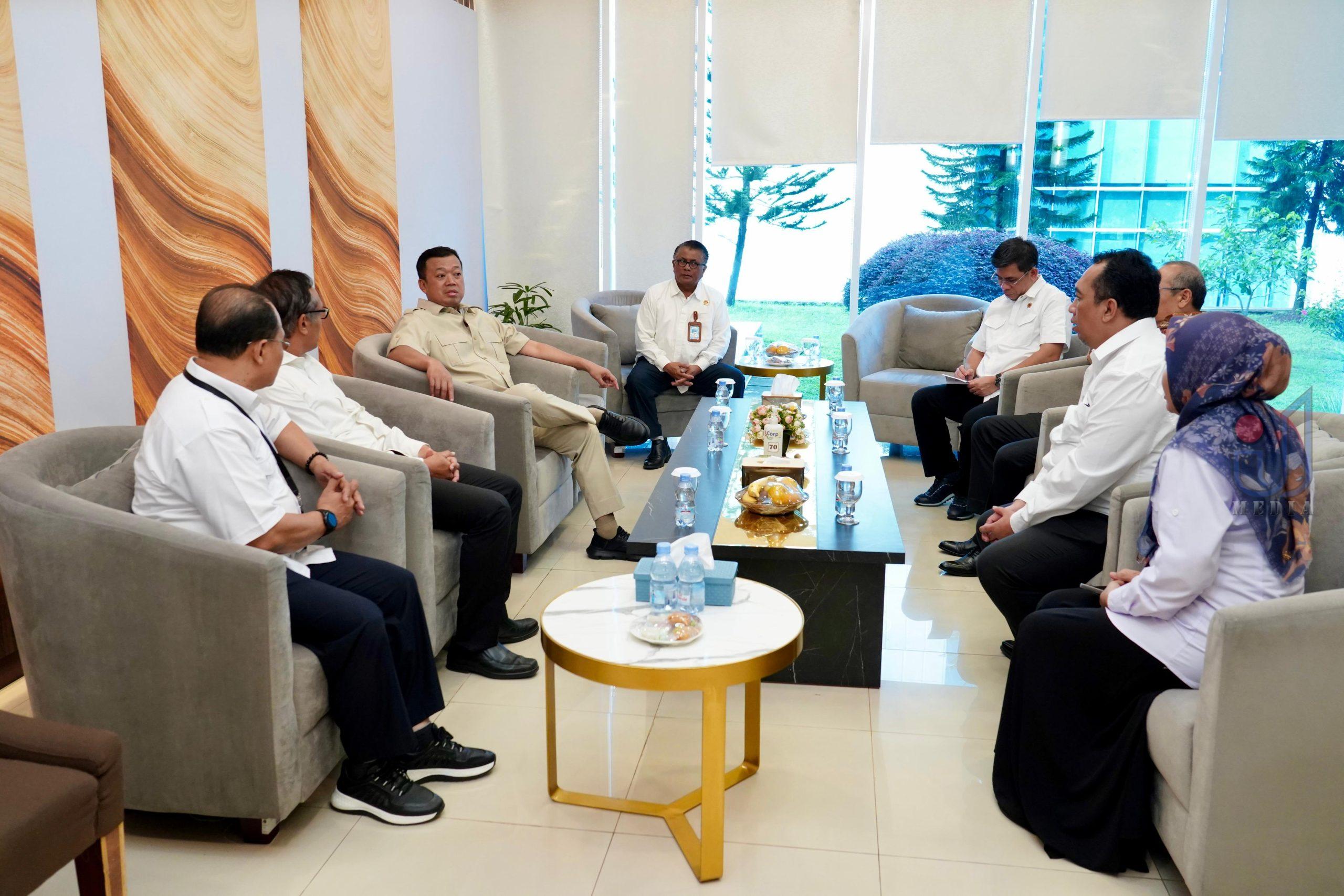 Menteri Nusron Kynjungi Kator Cikeas