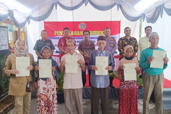 943 Bidang Tanah, Warga Tinap Sukomoro Terima Sertipikat PTSL 2024