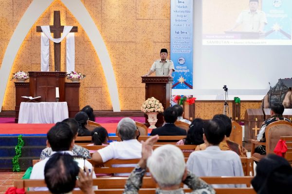 Jelang Perayaan Natal 2024, Menteri Nusron Serahkan Sertipikat Gereja 1968