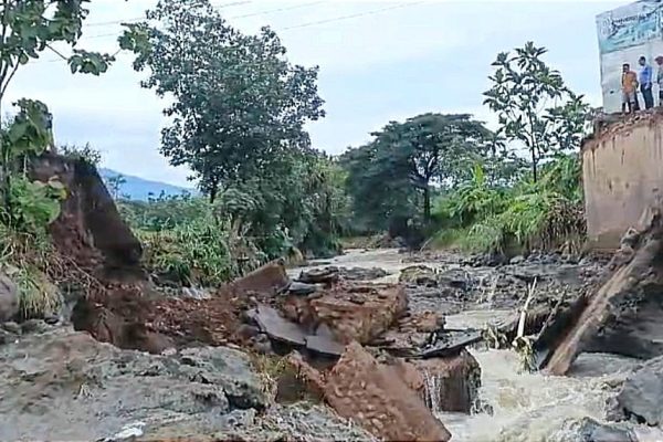 Jembatan Penghubung Antar Provinsi Putus, Warga Harus Tempuh 3 Kilometer