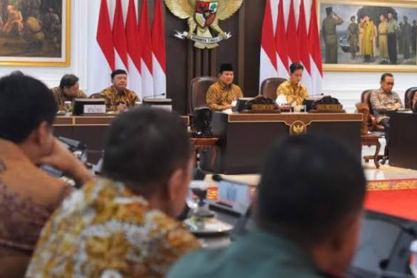 Stok Bulog Melimpah, Prabowo Optimis Indonesia Tak Impor Beras Lagi