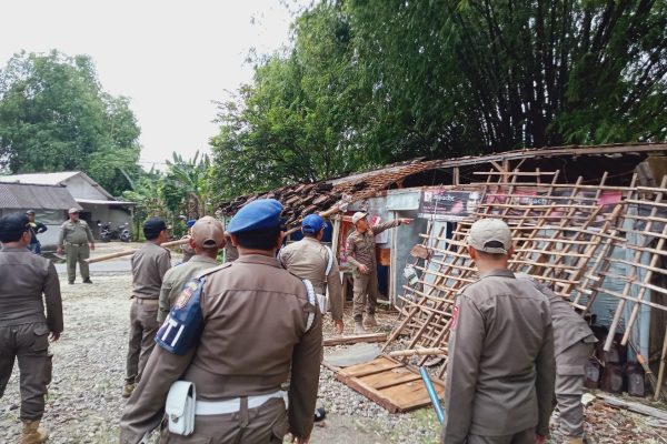 Diduga Jadi Sarang Prostitusi, Bangli di Alas Malang Ngawi Dibongkar Satpol PP