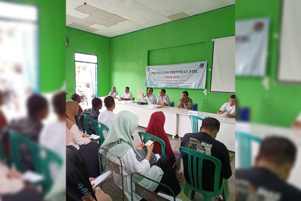 Kantah Kabupaten Ngawi Serahkan 383 Sertipikat Program PTSL Desa Klitik