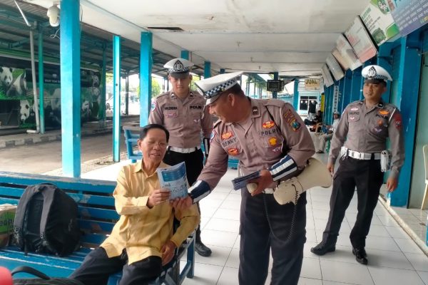 Polisi Gencar Edukasi Masyarakat dengan Brosur Keselamatan