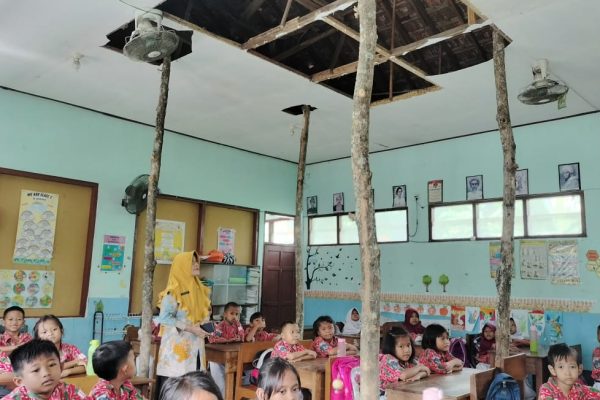 Atap Gedung SDN Grudo 3 Nyaris Roboh, Siswa dan Guru Ketar-Ketir Saat Belajar Mengajar