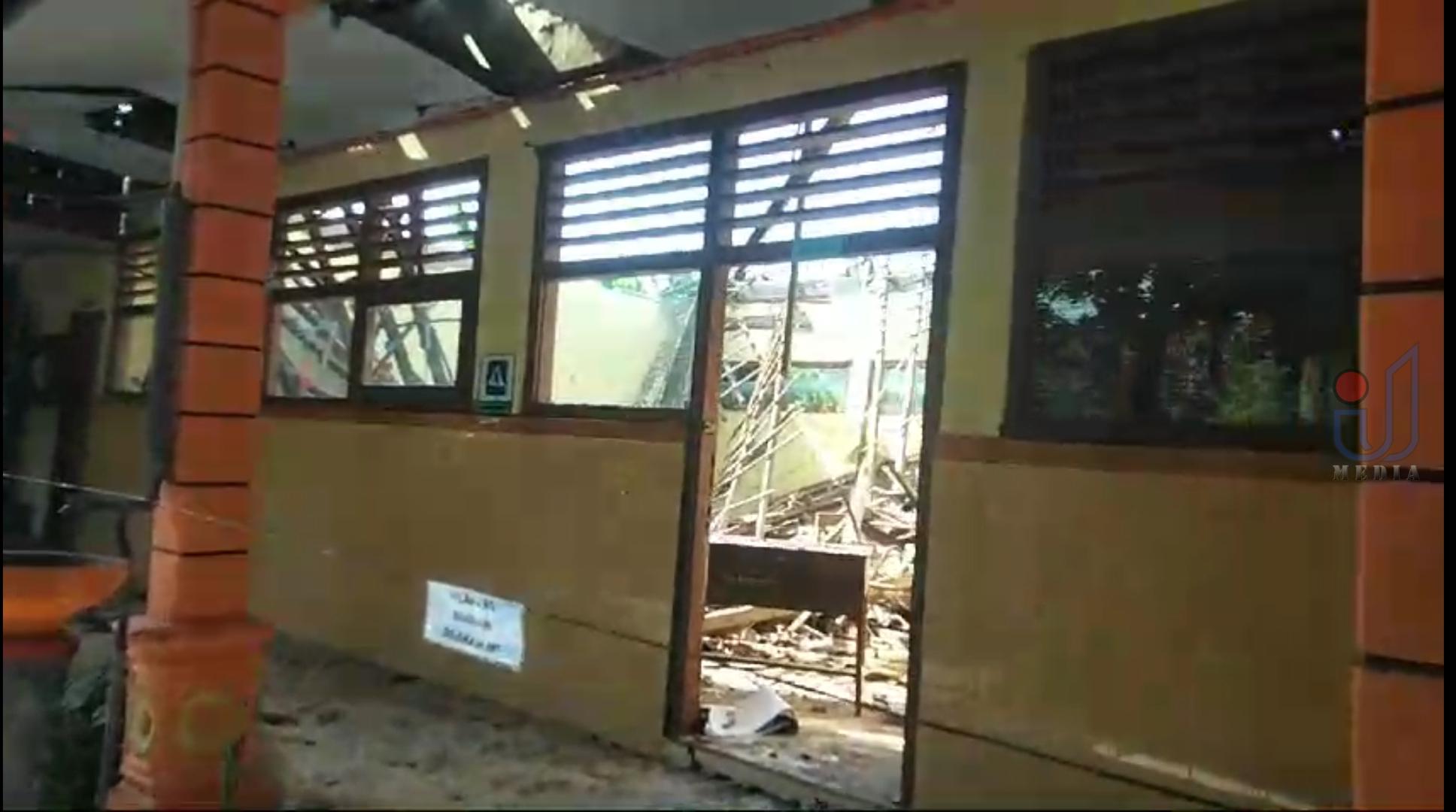 Bangunan SDN Ngelang 1 Roboh Pasca Diterjang Hujan dan Angin Kencang