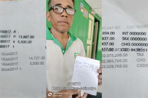 Ketua Gapoktan Jatimulyo Desa Kerek, Ngawi, saat menunjukkan rekening dana PUAP