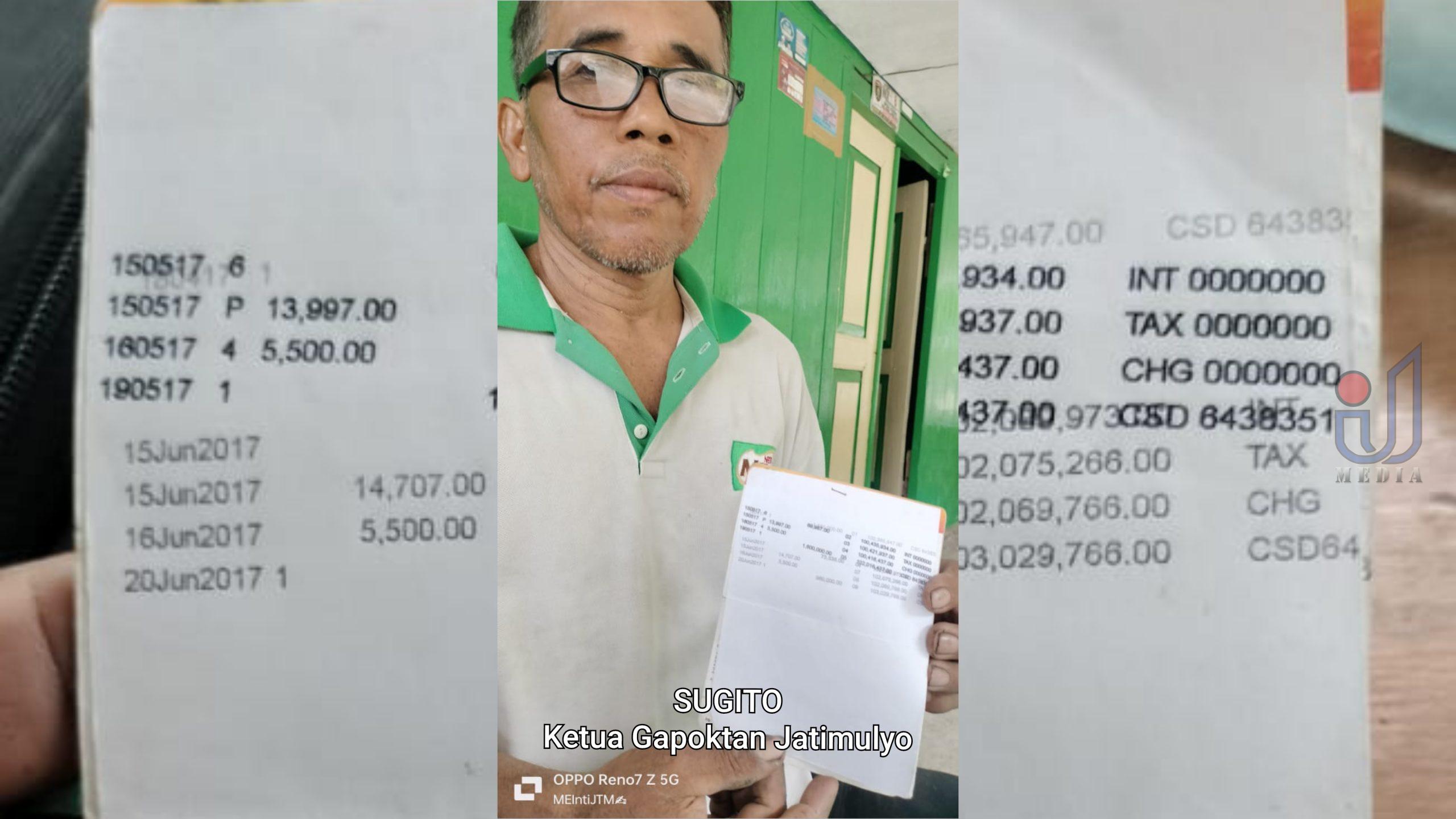 Ketua Gapoktan Jatimulyo Desa Kerek, Ngawi, saat menunjukkan rekening dana PUAP