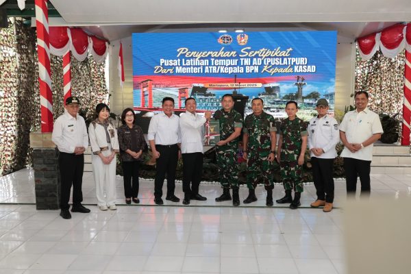 Komitmen Kementrian ATR/BPN, Menteri Nusron Serahkan Sertipikat Tanah untuk Puslatpur TNI AD Terluas se-Asia