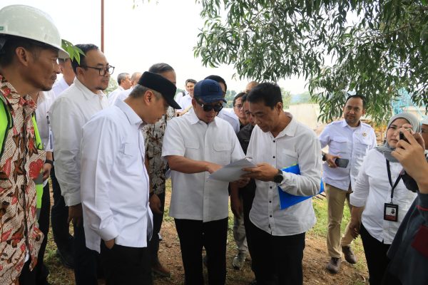 Pastikan Pengadaan Tanah Sesuai SOP, Menteri Nusron Tinjau Langsung Akses KCIC Karawang