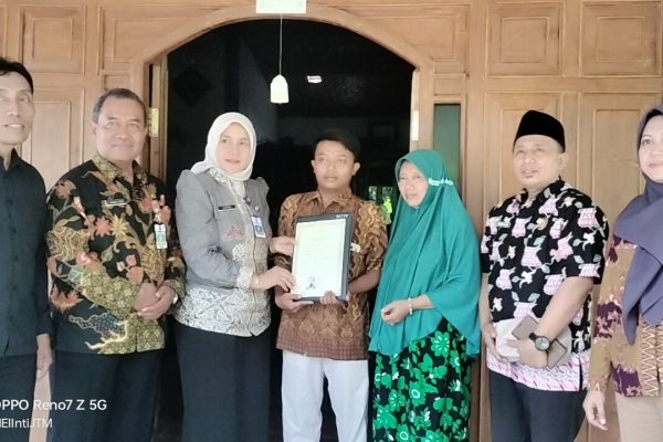 Sukseskan Program Gubernur Jatim, Ijazah SMK Swasta di Ngawi Didistribusikan