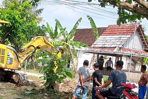 Tak Anggarkan K3 Proyek Padat Karya, Desa Dungmiri Karangjati Gunakan Alat Berat