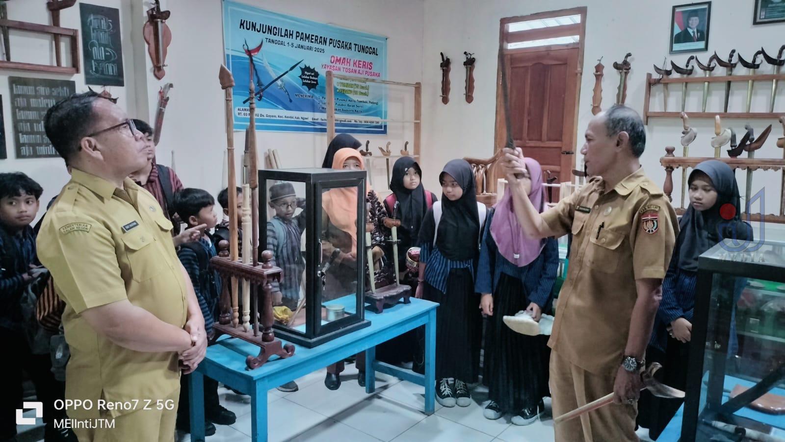 Siswa SDN Gayam 1 Kunjungi Yayasan Omah Keris Wiryo Tyoso