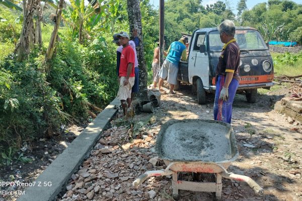 Pemdes Walikukun Bangun TPT dengan Dana Desa Rp.56 Juta