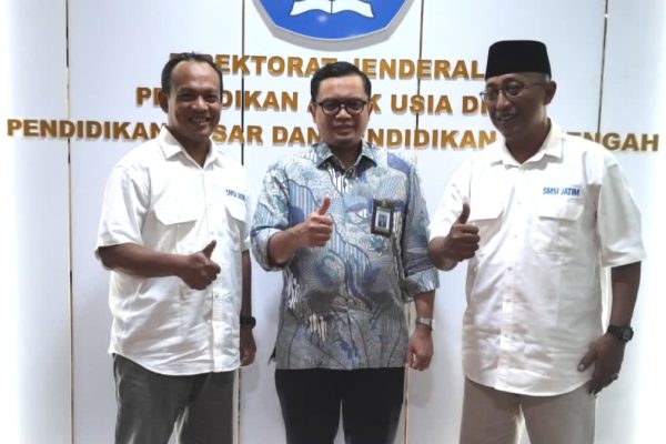 Dirjen Paud, Pendidikan Dasar dan Pendidikan Menengah, Gogot Suharwoto (tengah), bersama Sokip (kanan) Ketua SMSI Jatim, dan Tarmuji (kiri) Sekertaris SMSI Jatim.