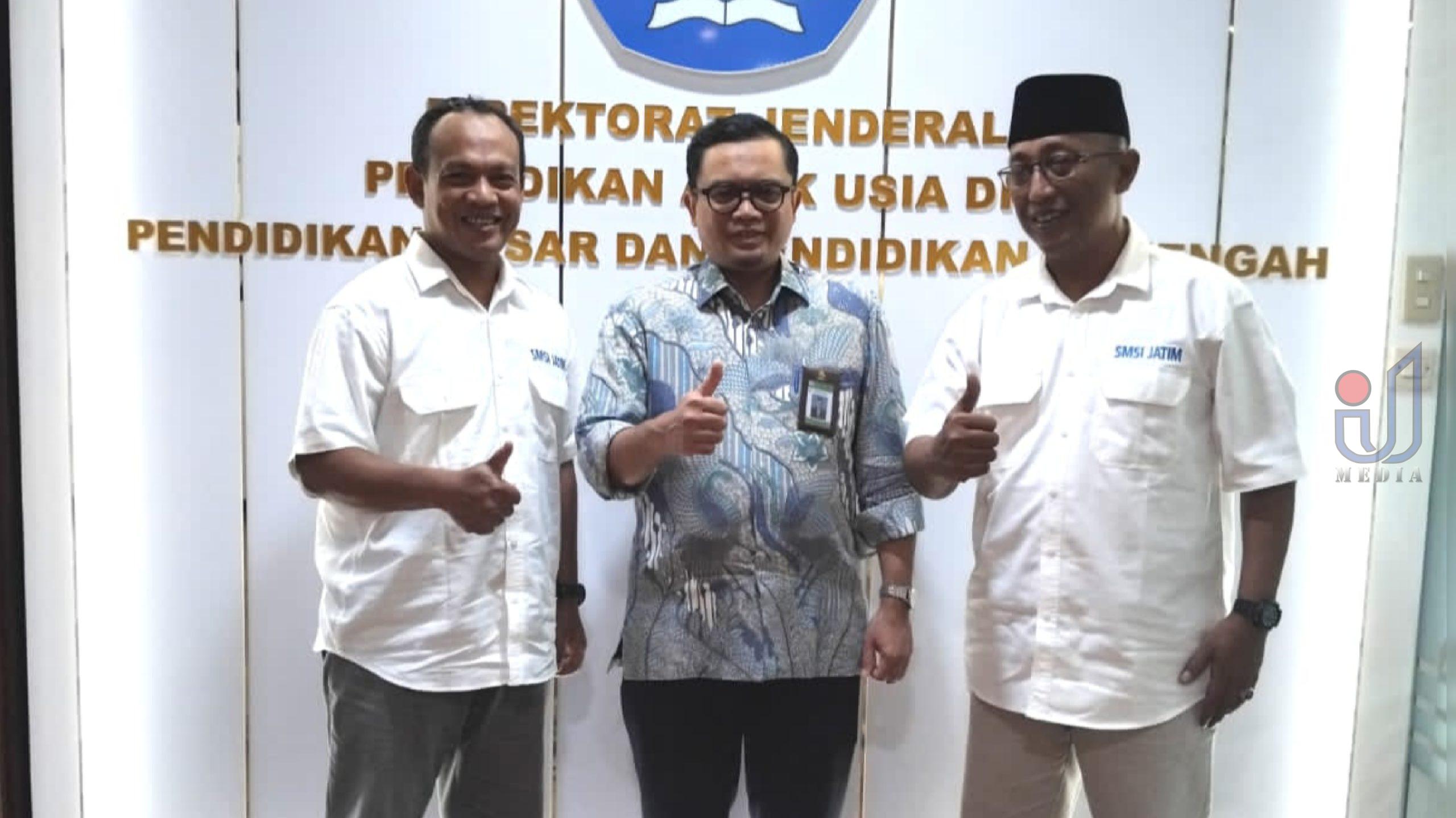 Dirjen Paud, Pendidikan Dasar dan Pendidikan Menengah, Gogot Suharwoto (tengah), bersama Sokip (kanan) Ketua SMSI Jatim, dan Tarmuji (kiri) Sekertaris SMSI Jatim.