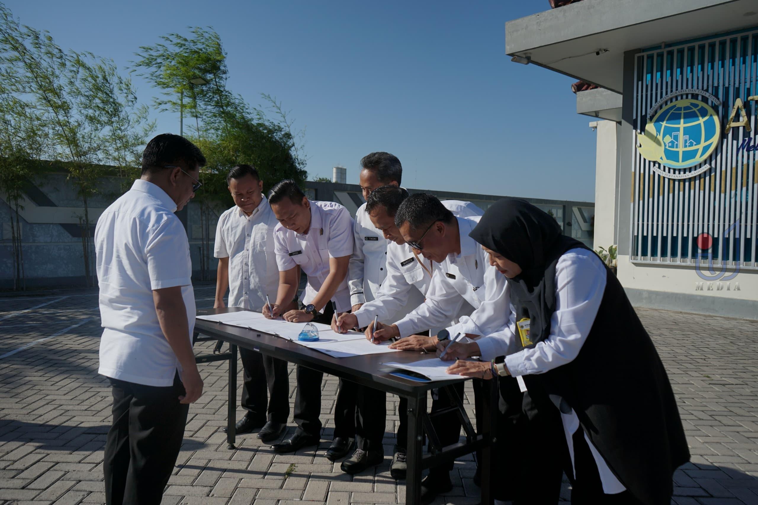 Komitmen Zona Integritas | BPN Ngawi Teken Pakta Integritas Usai Apel Pagi