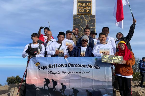 Kominfo Magetan dan Media Lakukan Ekspedisi “Menyatu Menuju Puncak Lawu”