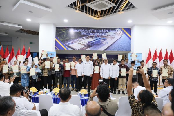 Penyerahan 160 Sertipikat Tanah Pemda dan Masyarakat Sulteng