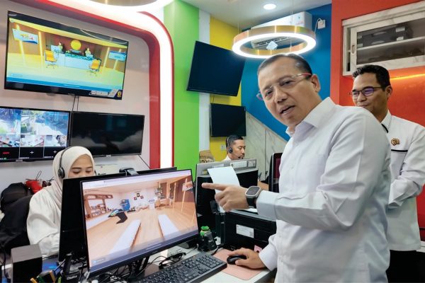 Staf Ahli Bidang Teknologi Informasi Tinjau Kantah Virtual Kota Tangerang