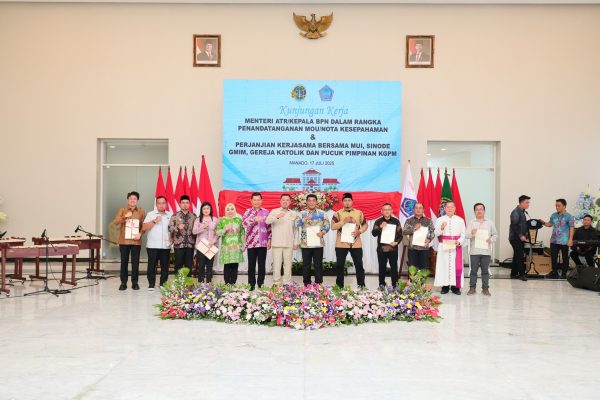 Serahkan Sertipikat di Sulut, Menteri Nusron: Bidang Pertanahan Harus Selesai