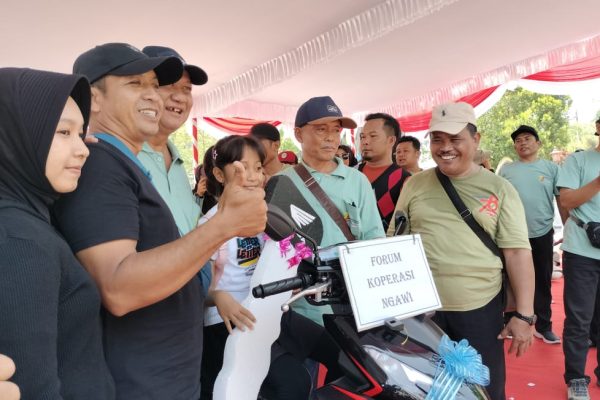 Pelajar MIN 5 Ngawi Raih Hadiah Utama Sepeda Motor di Acara Harkop ke-78 dan HUT Ngawi ke-667
