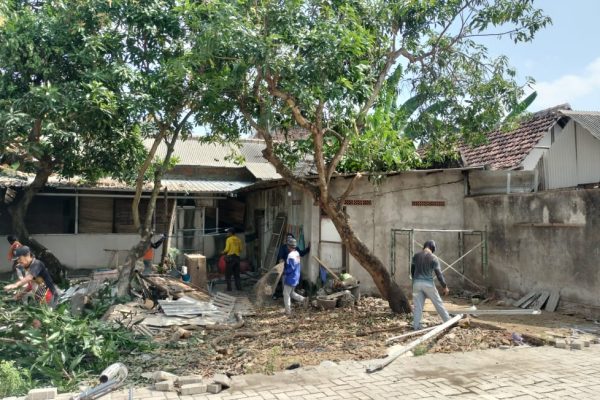 Update: Viral di Media, Akhirnya Warga Bongkar Bangunan Fasum Jalan Desa