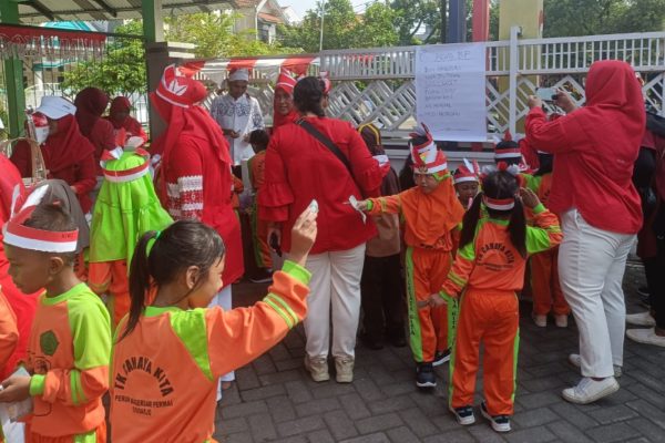 TK Cahaya Kita Gelar Bazar Mamin Sehat Peduli UMKM