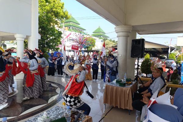 Ribuan Guru PAUD Meriahkan Parade Semarak Merdeka di Alun-Alun Ngawi