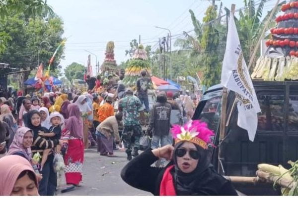 Warga Desa Guyung Ngawi Rebutan Gunungan Sedekah Bumi