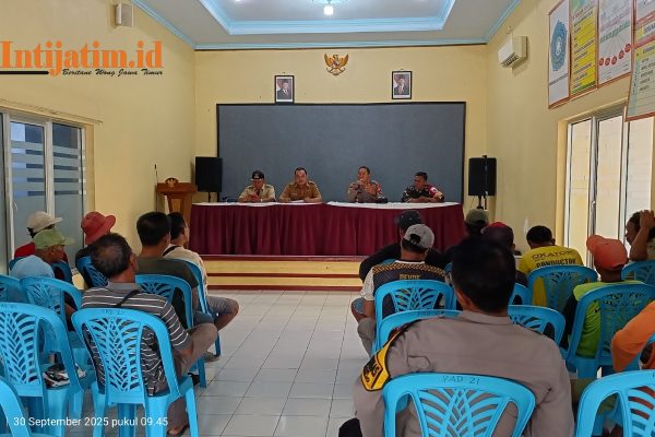 Pembagian Jatah Pupuk Ruwet, Petani Gebyog Geruduk Kantor Desa gridart 20250930 133751829