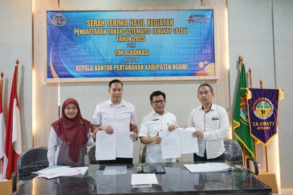 Tim Ajudikasi Serahkan Hasil Kegiatan PTSL 2025 ke Kantah Ngawi