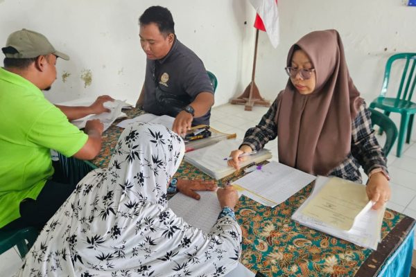 BPN Ngawi Serahkan 355 Sertipikat Hak Atas Tanah Program PTSL img 20250930 wa0043