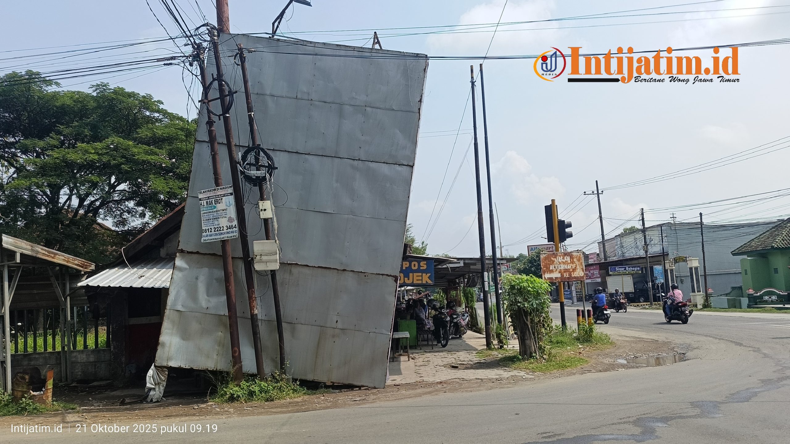 Papan Reklame (Billboard)