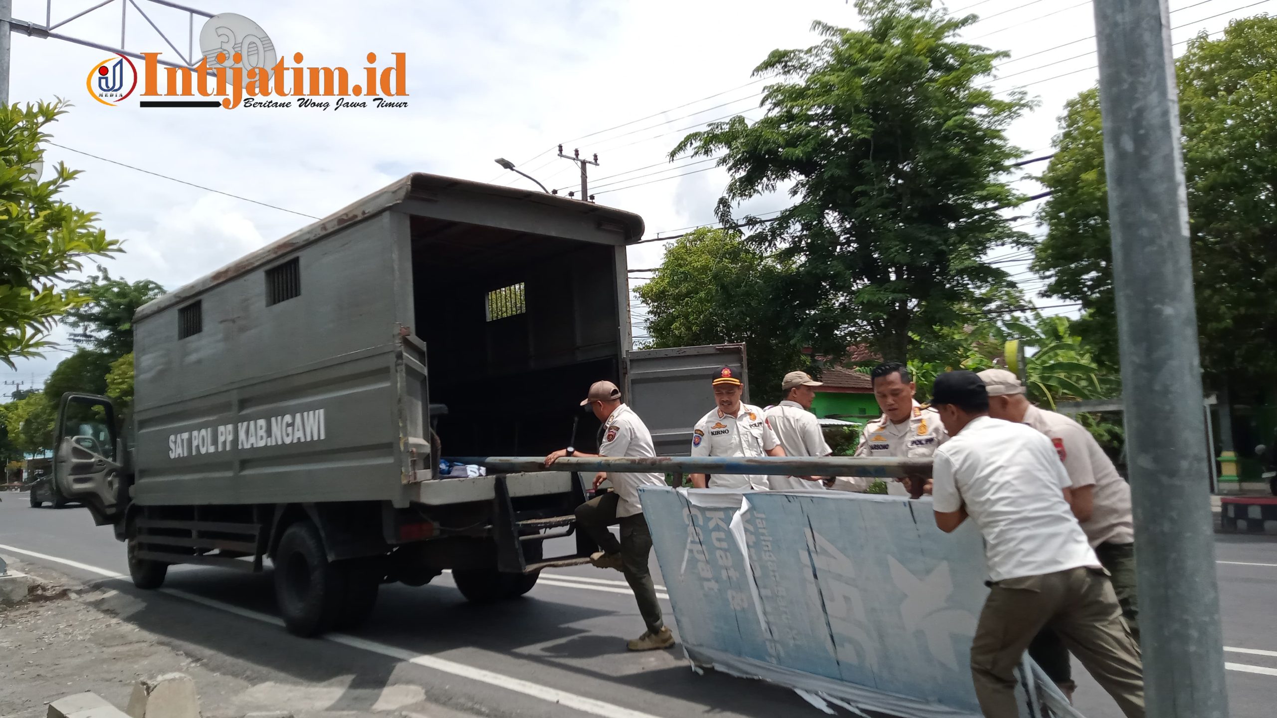 Satpol PP Ngawi Tertibkan Reklame Tak Berizin