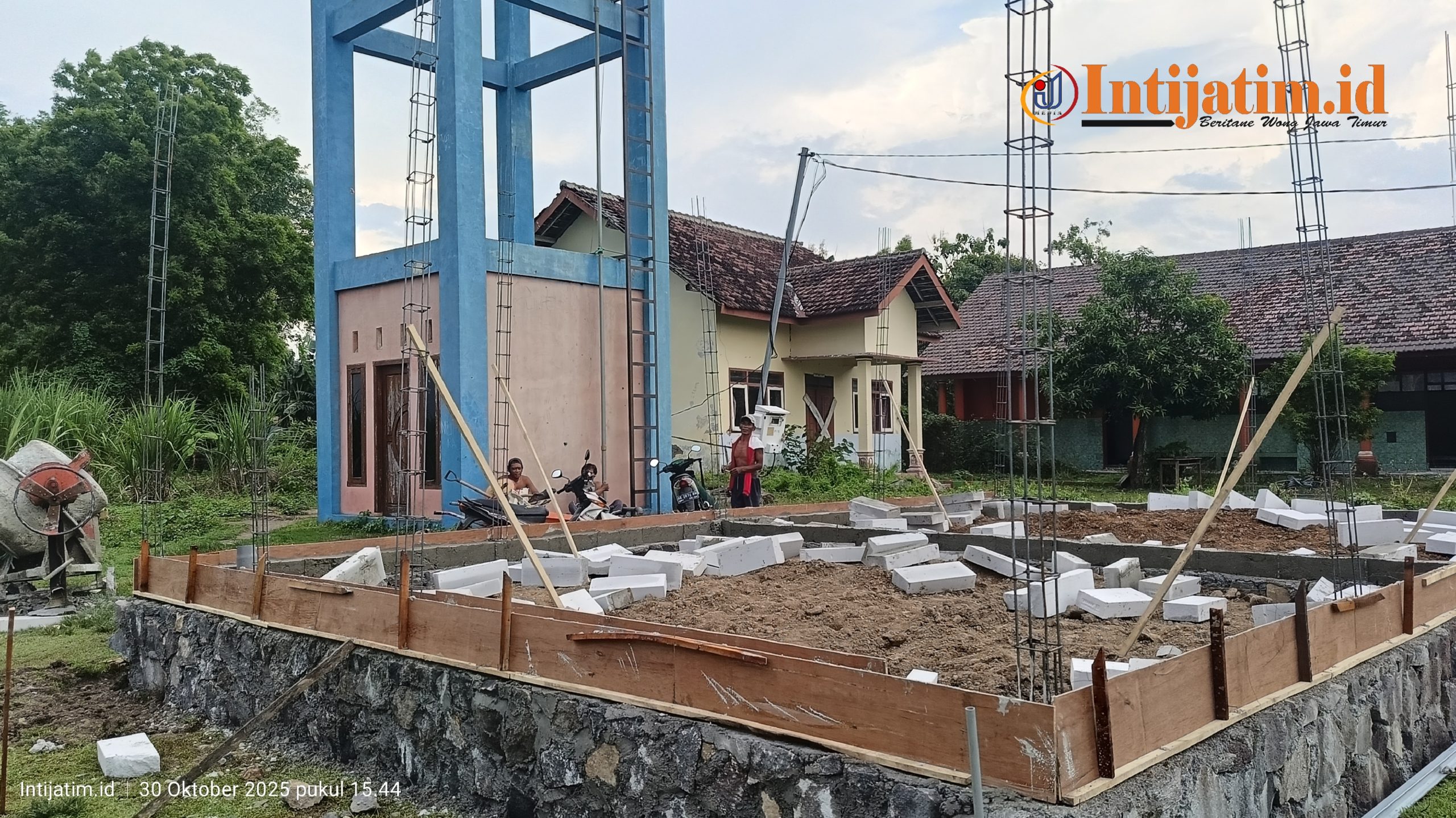 Pembangunan Kandang Sapi di Desa Gebyog, Karangrejo, Magetan