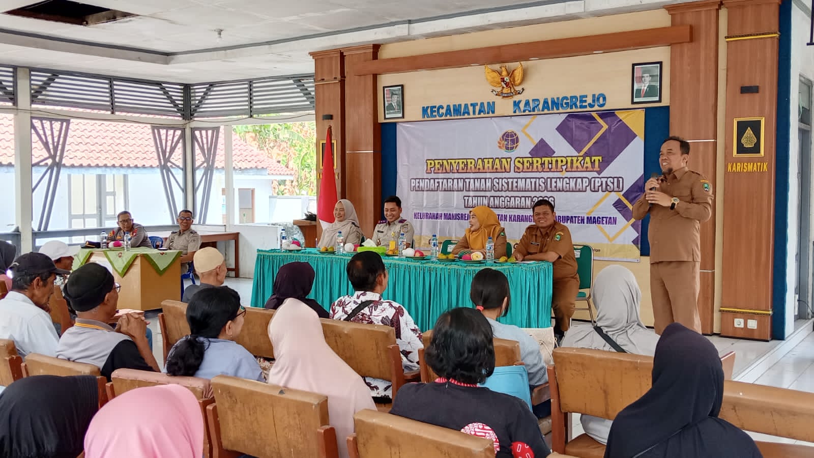 Penyerahan 80 Sertipikat PTSL kepada Warga Manisrejo, Karangrejo-Magetan.