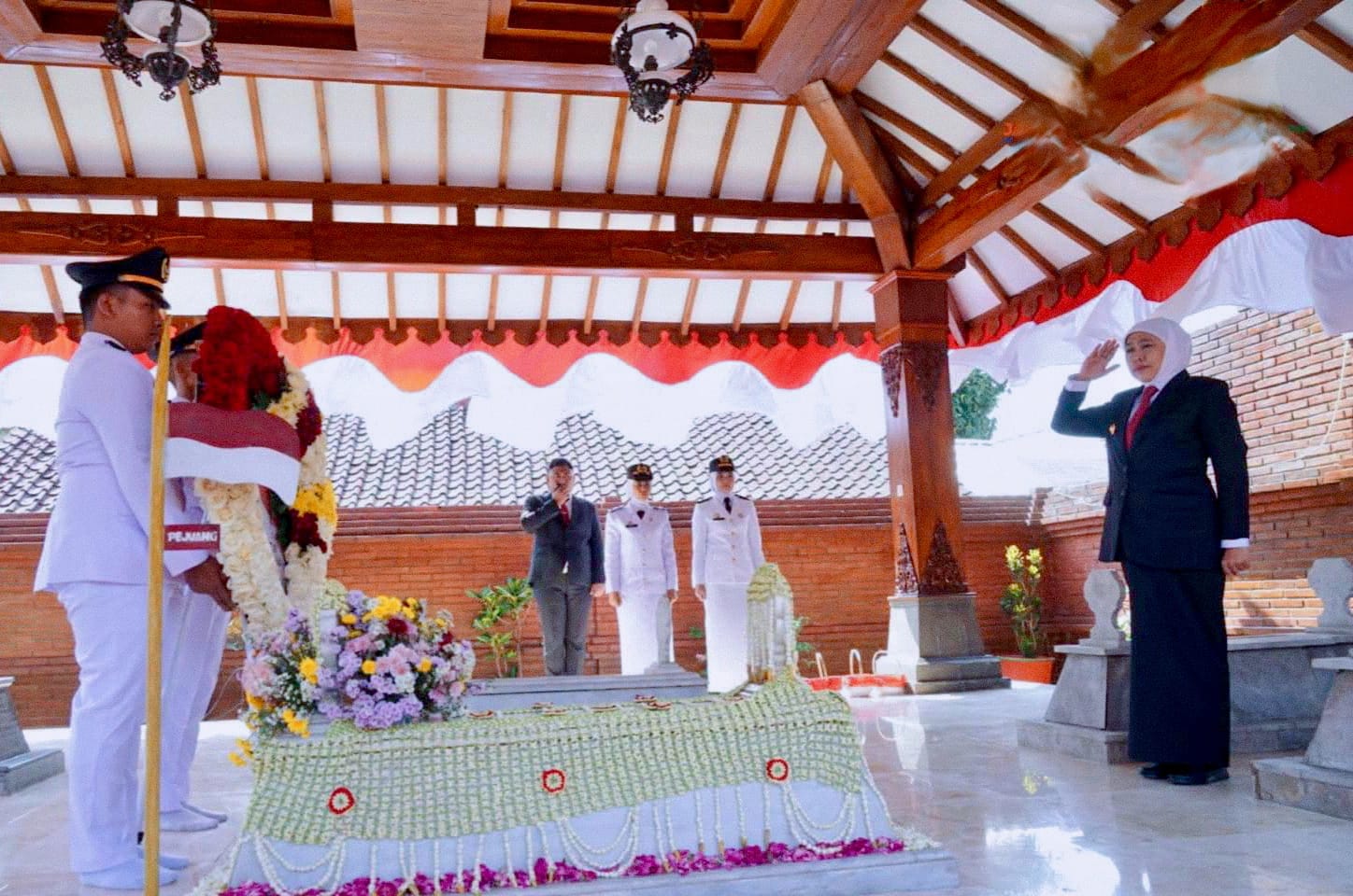 Sambut HUT ke-81 Jawa Timur, Khofifah Ziarah ke Makam Gubernur Suryo di Magetan
