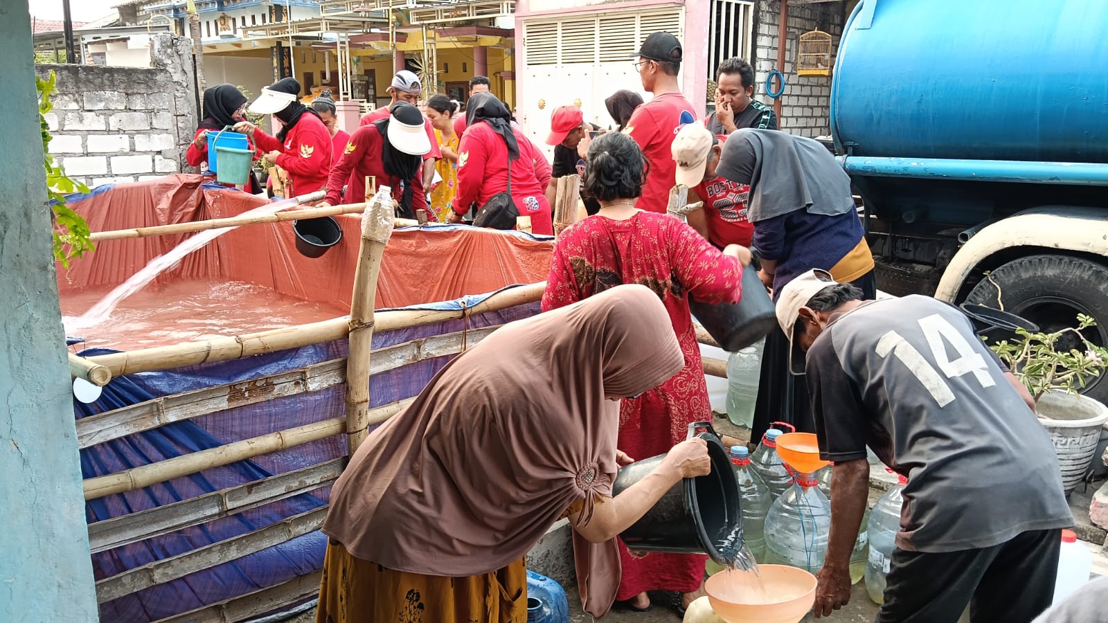 Kolaborasi Peduli Sesama: SMSI Bersama LSM Salurkan 25 Ribu Liter Air Bersih