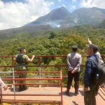 Kepulan Asap Masih Membumbung di Gunung Lawu, Petugas Gabungan Siaga Ketat Perbatasan Jatim–Jateng