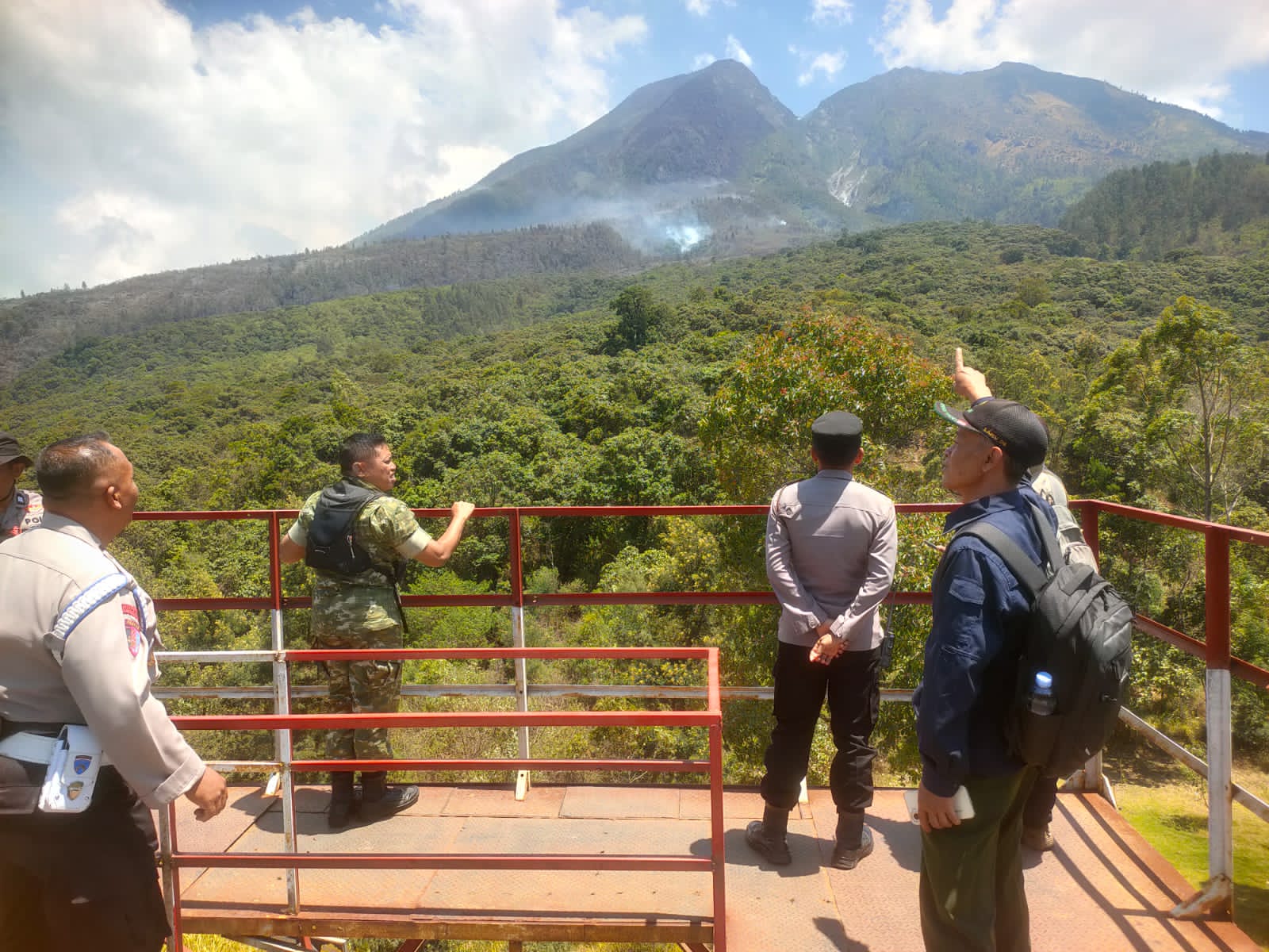 Kepulan Asap Masih Membumbung di Gunung Lawu, Petugas Gabungan Siaga Ketat Perbatasan Jatim–Jateng